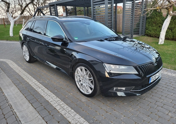 Skoda Superb cena 69900 przebieg: 132306, rok produkcji 2015 z Józefów małe 742